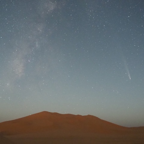 赤い砂丘の銀河と彗星