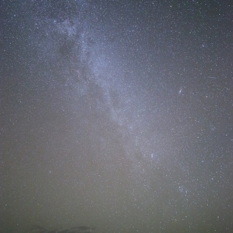 立昇る秋の銀河と大気光