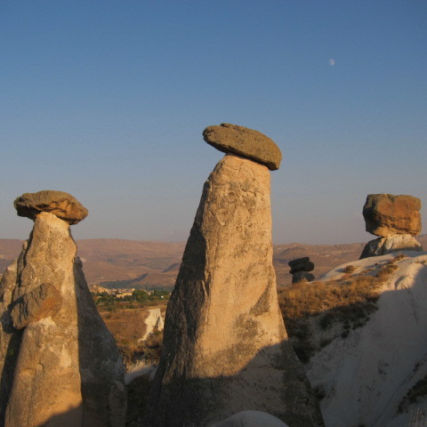 三姉妹岩の残月