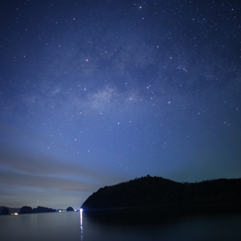 水平に昇る天の川