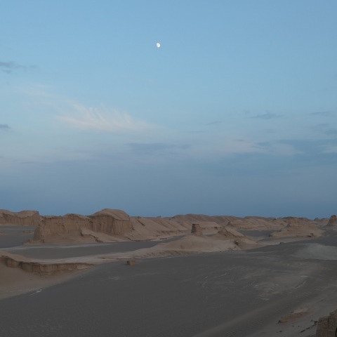 ルート砂漠に昇る月
