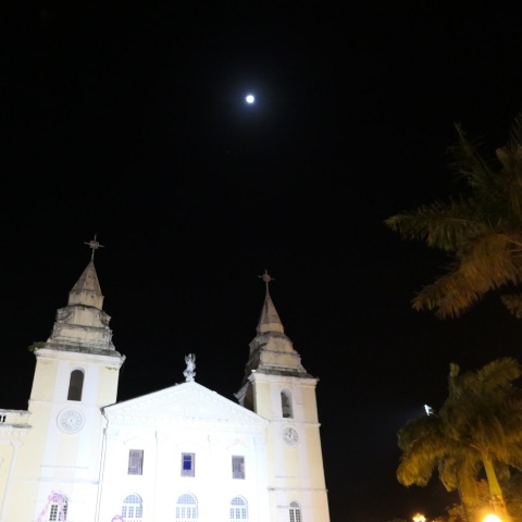 セー教会に昇る月