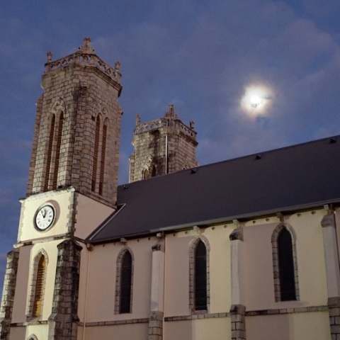 大聖堂に沈む月