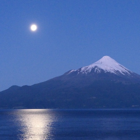 オソルノ山に昇る月