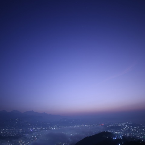 薄明のマナスル三山