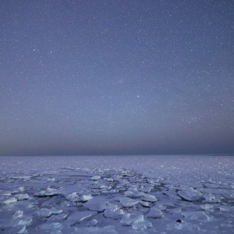 流氷原に微弱オーロラ
