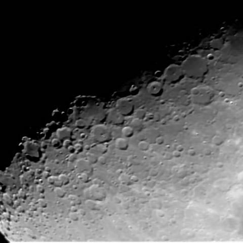 6月13日梅雨空の月(月齢7.5)