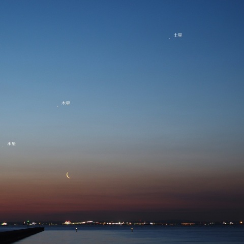 明けの空に昇る月と3惑星