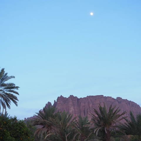 ビュートに昇る月