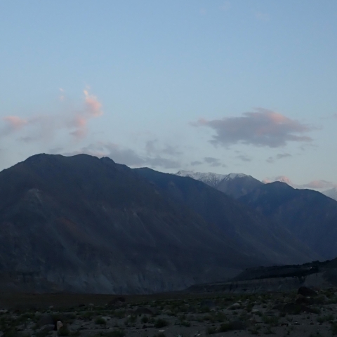 染まるナンガ・パルバット、出現する月