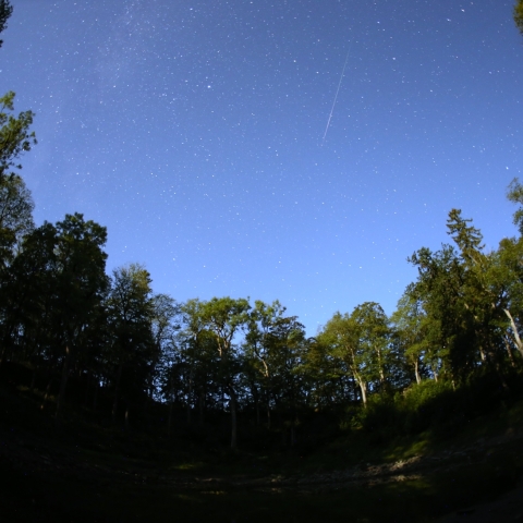 隕石孔の中心でペルセウス座流星群を迎える