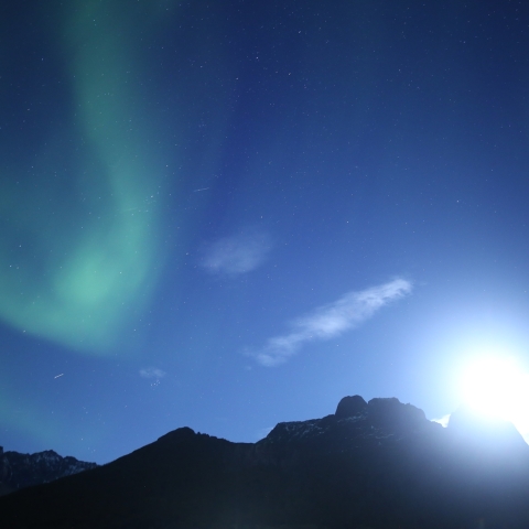 岩峰のパール月とオーロラ