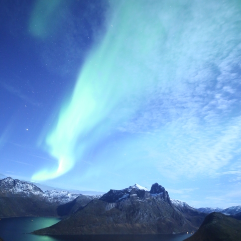 フィヨルド染めるオーロラ