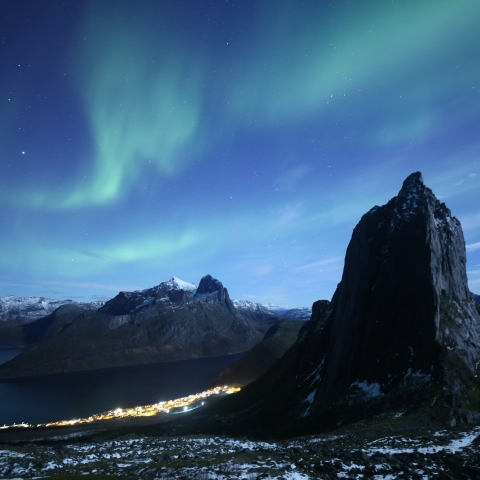 フィヨルド絶景のオーロラ