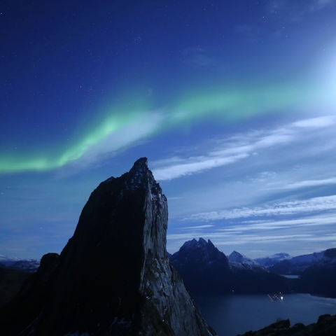岩峰よけるオーロラ