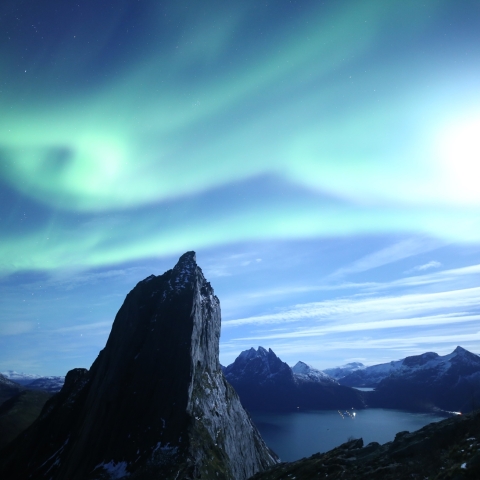 乱舞を呼ぶ岩峰