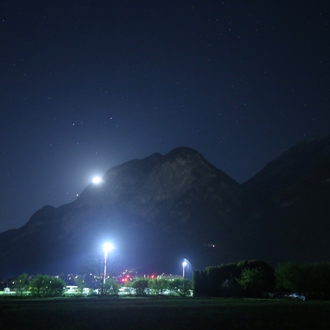 山陰に沈む月、木星