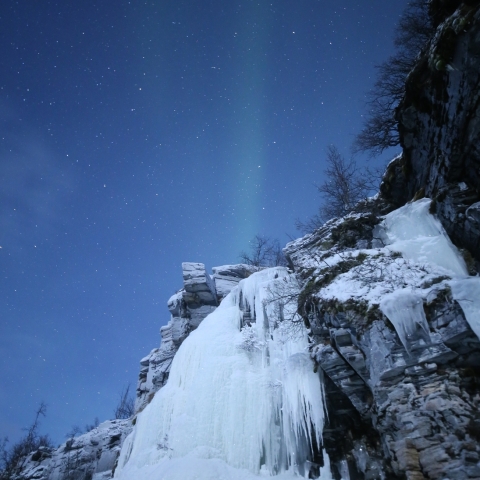 氷瀑から昇るオーロラ、北斗七星