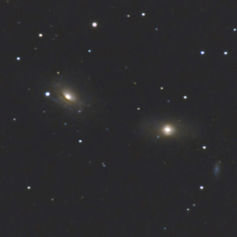 左からNGC3169+NGC3166+NGC3165(ちっちゃいやつ)ろくぶんぎ座の銀河