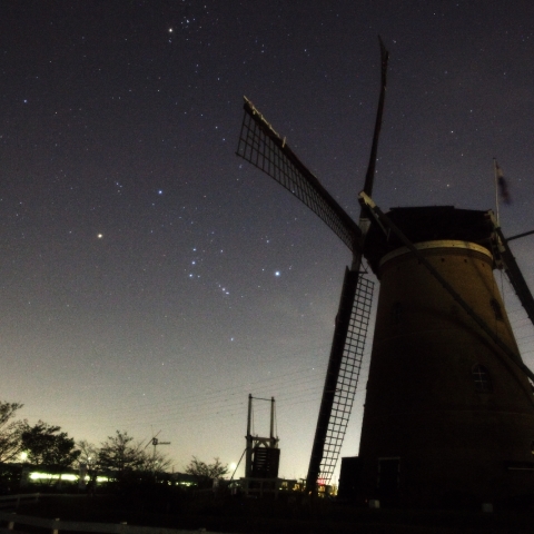 ふるさと広場の風車とオリオン