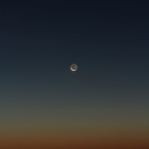 夜明けの三日月