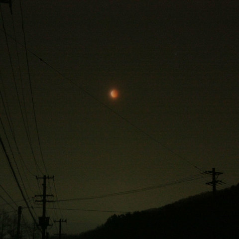 夜空に浮かぶ皆既中の月