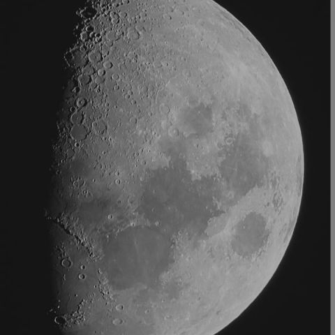 初心者用望遠鏡で撮る齢8の月