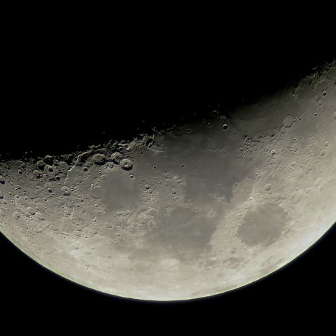 初心者用望遠鏡で撮る齢6.1の月