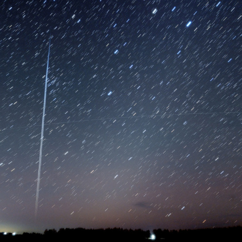 東天の黄道光とスターリンク衛星