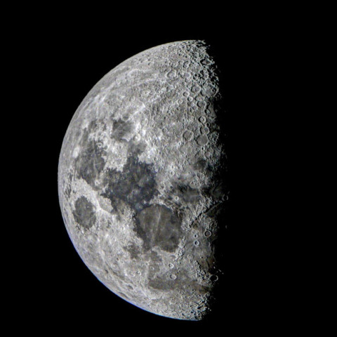 2014年4月8日の月