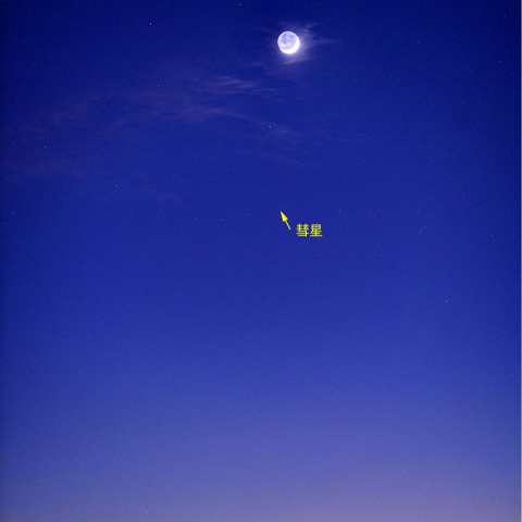 月と本田・ムルコス・パデュサコバ彗星