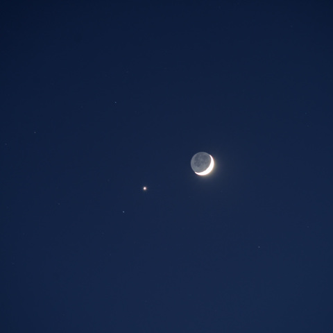 接近した月と金星