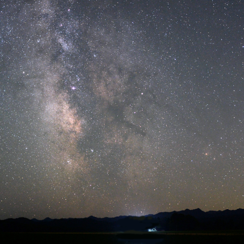 西に傾いた天の川中心部