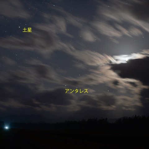 月に照らされた雲間の星たち