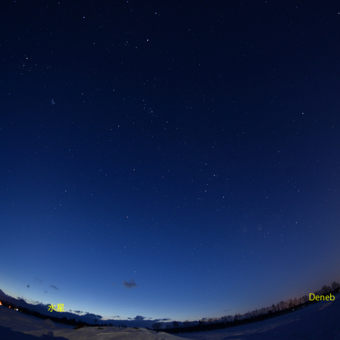 薄明中の北西天