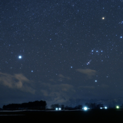 西に傾いた冬の星座