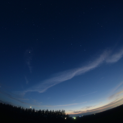 薄明中の北西天