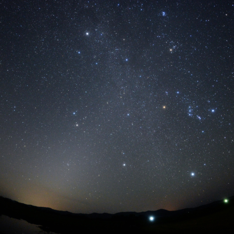 天の川と交わる黄道光