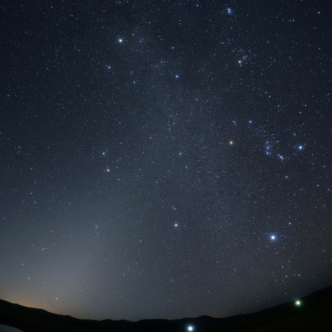 東天の黄道光と流星
