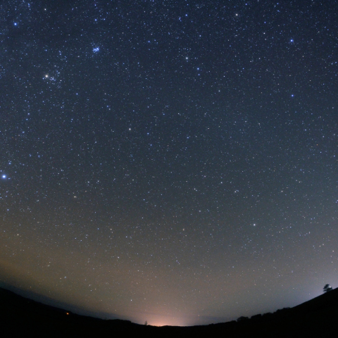 昇る冬の星座と対日照