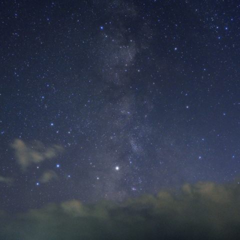 夏の天の川と雪雲