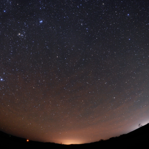 大気光に染まる秋冬の星座