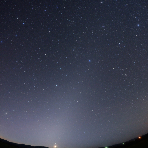 東天の黄道光と流星