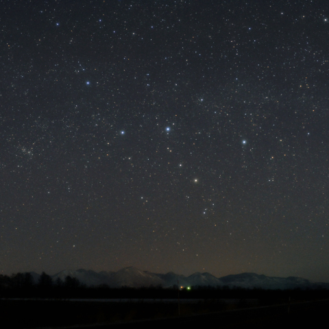 下方経過するカシオペヤ