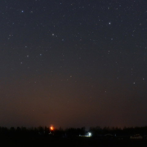 昇る月とみずがめ座