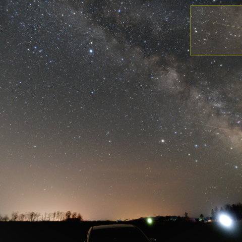天の川を飛ぶ流星