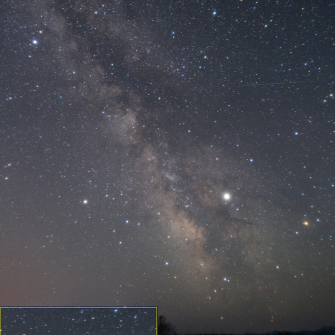 天の川をかすめる流星