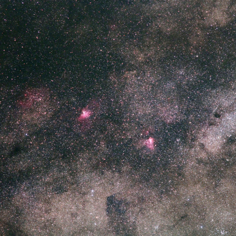 縦に並んだ散光星雲