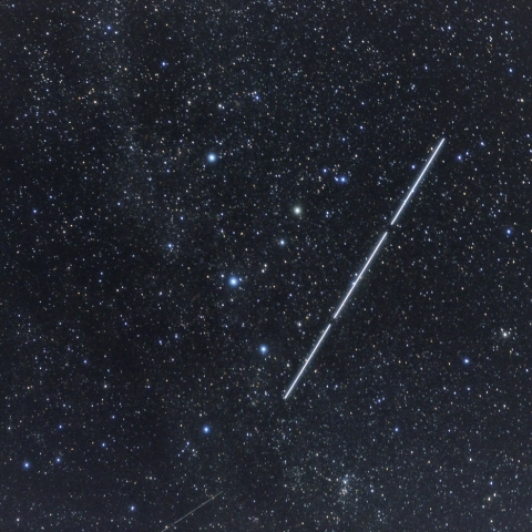 カシオペヤ座と人工衛星