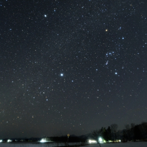 西に傾いた冬の星座